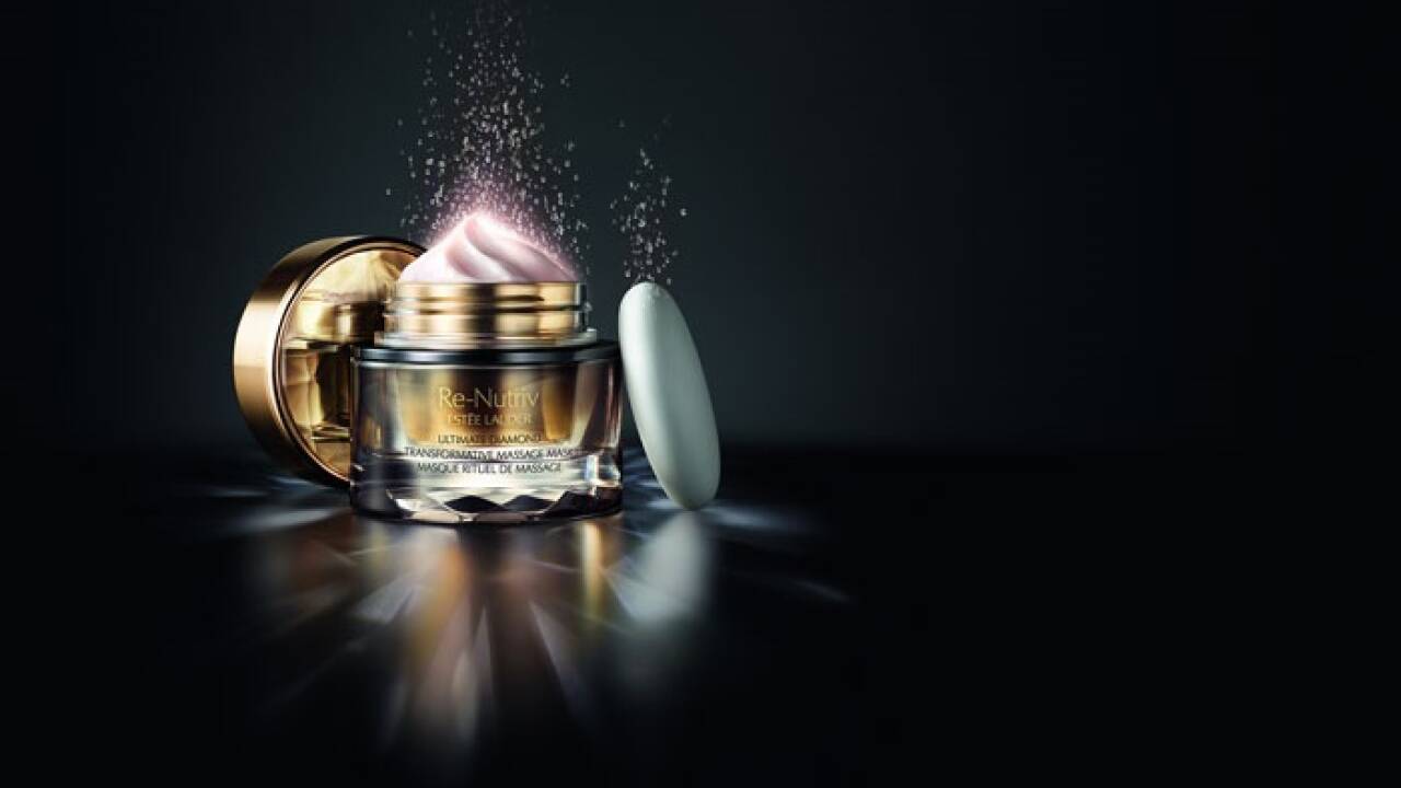 Die „Re-Nutriv Ultimate Diamond Transformative Thermal Ritual Mask“ von Estee Lauder ist eine intensiv pflegende Maske mit schwarzem Perigord-Trüffel-Extrakten und Inhaltsstoffen, die Feuchtigkeit spenden und straffen, die mit einem wärmendem Massagestein aufgetragen wird. Abends angewendet kann sich die Haut über Nacht intensiv erholen und sieht morgens frisch und prall aus.  