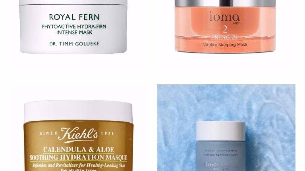 Die „Phytoactive Hydra-Firm Intense Mask“ von Royal Fern (exklusiv bei Nägele&Strubell) ist eine luxuriöse Sleep-Over Maske mit dem hochkonzentrierten patentierten Royal Fern-Komplex sowie mit Chlorophyll, Hyaluronsäure und Acerola-Kirsche, die den Kollagenabbau hemmen und die Haut beruhigen. Avocado- und Kokosöl versorgen sie intensiv mit Feuchtigkeit. Die „Vitality Sleeping Mask“ von Ioma (exklusiv bei Marionnaud) arbeitet mi t dem Glykoproteinkopmlex Revitalin, dem zellregenerieren Duo Novhyal TM + Mg2, den Vitaminen E, B3 und C, eingekapselt mit Phospholipiden, und mit einem Komplex mit Polysaccariden aus Tamarinden und Steviaauszügen an einem morgendlich frischen, schönen Teint. „Calendula & Aloe Soothing Hydration Masque“ von Kiehl’s mit Ringelblume und Aloe entfaltet ihre volle Wirkung schon nach 5 Minuten. Kamille und ätherisches Zitronen-Öl verstärken die Wirkung der Formel, die für alle Hauttypen, auch für empfindliche Haut, geeignet ist. „Midnight Radiance Mask“ von Omorovicza ist eine pflegende Maske, die einen zarten Schutzfilm auf der Hautoberfläche bildet, der es den Wirkstoffe ermöglicht, tief in die Haut einzuziehen. Salicylsäure und Sandlilienextrakt peelen die Haut sanft und stimulieren die Zellerneuerung, um so Hyperpigmentierung zu reduzieren. 