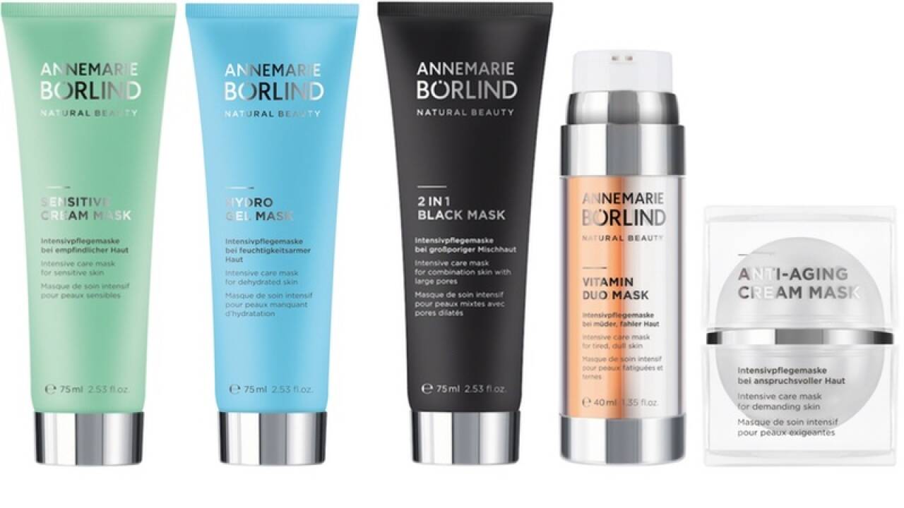Beauty Masks von Annemarie Börlind: Die „Hydro Gel Mask“ ist eine vegane Intensivpflege bei feuchtigkeitsarmer Haut. Hyaluronsäure gleicht den Feuchtigkeitsmangel der Haut aus und polstert Linien und Trockenheitsfältchen auf. Rotalge fördert die Hydro-Lipid-Balance. Die „Sensitive Cream Mask“ wirkt entspannend, beruhigend und stabilisierend. Ein Wirkkomplex aus Johannisbeersamenöl und Ballonrebenextrakt mildert Irritationen, Rötungen und Spannungsgefühle. Die „2 in 1 Black Mask“ wirkt klärend, verfeinernd und ausgleichend und ist mattierende Maske und sanftes Peeling in einem. Flieder wirkt hier gegen Unreinheiten, überschüssiges Sebum und Ölglanz, Phytoplankton verfeinert die Poren. Die „Vitamin Duo Mask“ wirkt energetisierend. Die Vitaminbombe aus Goji-, Acai- und Sanddornbeeren regt die Zellerneuerung an und vitalisiert einen erschöpften Teint. Und die „Anti-Aging Cream Mask“ wirkt straffend, glättend und regenerierend. Szechuanpfeffer und das Öl des Pistazienbaums stimulieren die Zellregeneration. 