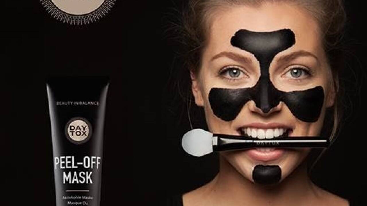Die „Peel-Off Mask“ von DAYTOX: Aktivkohle absorbiert effektiv und mit sofortiger Wirkung überschüssigen Talg, befreit von abgestorbenen Hautschüppchen und reinigt die Haut porentief. Durch den Einsatz veganer Inhaltsstoffe ist die Maske sehr gut hautverträglich und ermöglicht ein angenehmes und leichtes Abziehen. DAYTOX exklusiv bei Douglas erhältlich. 