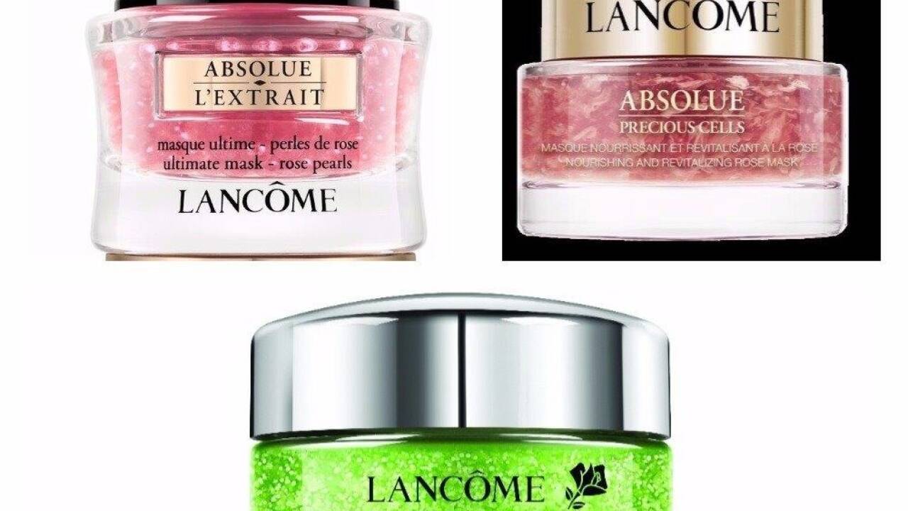 „Absolue L'Extrait Ultimate Rose Serum Mask“ von Lancôme: Die Maske ist inspiriert von den professionellen Pflege-Ritualen des Institut Lancôme. Sie wird erst unmittelbar vor der Anwendung zubereitet und mit einer speziellen Technik aufgetragen. In der Vorbereitungsphase verschmelzen Rosen-Perlen und Serum-Basis miteinander. Die Perlmembranen werden durch ein spezifisches Salz in der Formel der Serum-Basis aufgelöst und setzen dadurch ihre kostbaren Rosenöl-Extrakte frei, die helfen, die Hautschutzbarriere zu kräftigen. Die „Nourishing and Revitalising Rose Mask“ aus der Linie Absolue Precious Cells von Lancôme enthält Rosennektar, der durch subkritische CO<Tiefstellen>2</Tiefstellen>-Extraktion gewonnen wird. Die Maske ist ein üppiges Gel, das ein Mal pro Woche als Alternative zur Nachtcreme angewendet werden soll. Die „Énergie de Vie Exfoliating Mask“ ist ein Produkt für junge Frauen der Generation Y, die die Haut zuerst hydratisiert und dann exfoliert. Mit Liquid Care-Technologie und mit feuchtigkeitsspendenden Substanzen versorgt die Maske die Haut mit Feuchtigkeit und bereitet sie damit perfekt auf das Exfolieren und Klären vor. Mit Zitronenschalen, Jojoba-Perlen und Glyzerin pflanzlichen Ursprungs entfaltet die Maske ihren sanften Peeling-Effekt. 