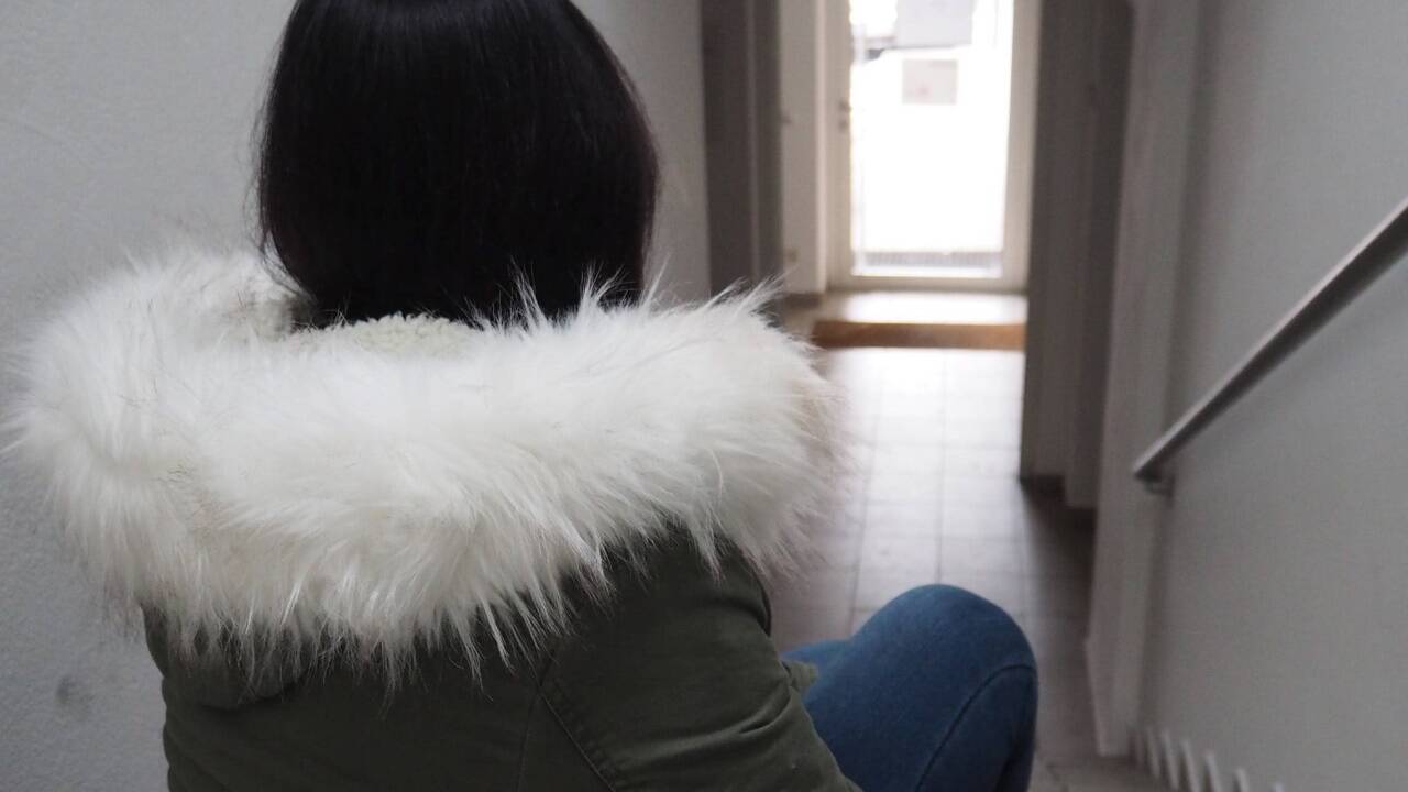 Die Mutter von zwei Kindern hat von ihrem Lohn kaum genug zum Leben. Geld für Winterkleidung hat sie keines. 