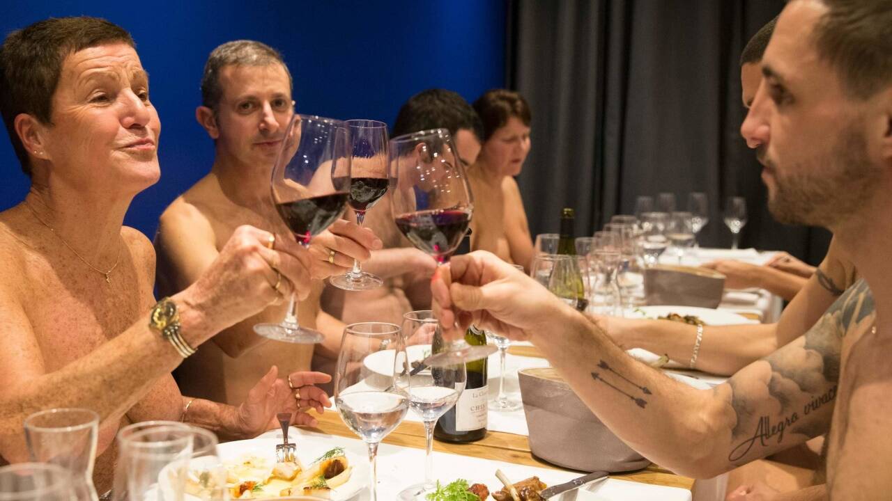 7. Dezember 2017 – Essen wie Gott einen schuf: In Paris können Nudisten nun chic essen gehen. Kleidungsstücke und Handys müssen im Nackt-Restaurant 'O'Naturel' vor dem Dinner in Kästen abgelegt werden.  