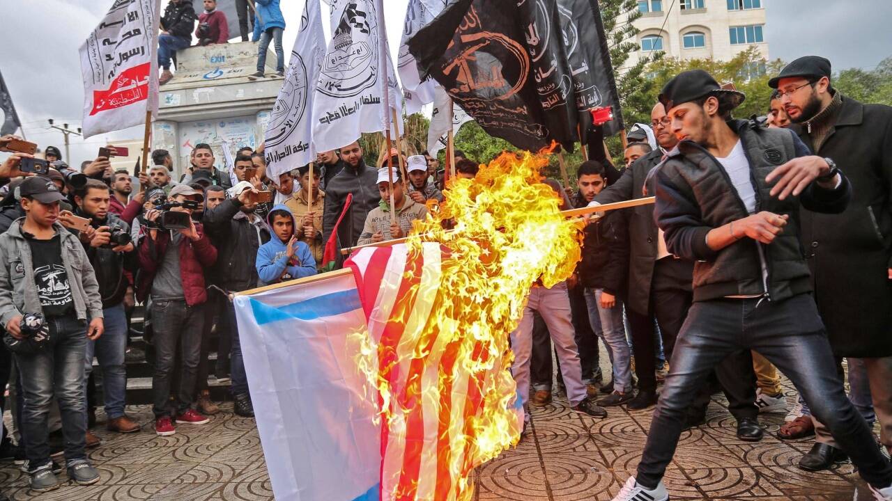 7. Dezember 2017 – die Proteste ließen nicht lange auf sich warten: Im Gazastreifen sowie in verschiedenen Städten des Westjordanlands kam es bereits am Mittwochabend zu ersten Protesten. In Gaza verbrannten Demonstranten Bilder von Trump, US-Flaggen sowie Autoreifen. 