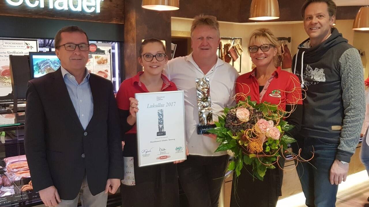 Die Bezirksstelle der Wirtschaftskammer Salzburg stellte sich mit Gratulationen ein. Von links: Bezirksstellenleiter Franz Lüftenegger, Lisa Kocher, Alfred Macheiner, Claudia Kocher und Obmann Wolfgang Pfeifenberger. 