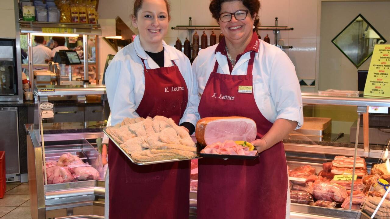 Die Mitarbeiterinnen Anna-Maria Moßhammer und Hannelore Karl im Guggenthaler Geschäft. 