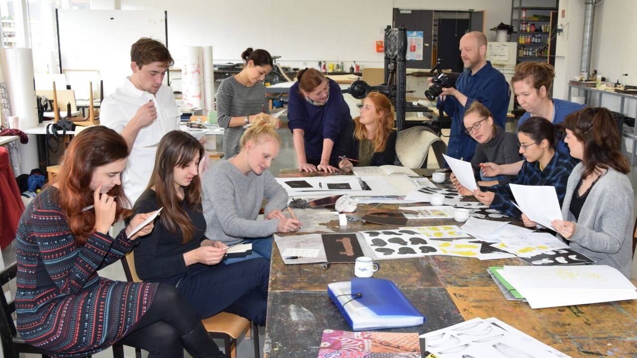 Intensiv arbeiten die Studierenden der Klasse für Zeichnung und Grafik der Uni Mozarteum.  