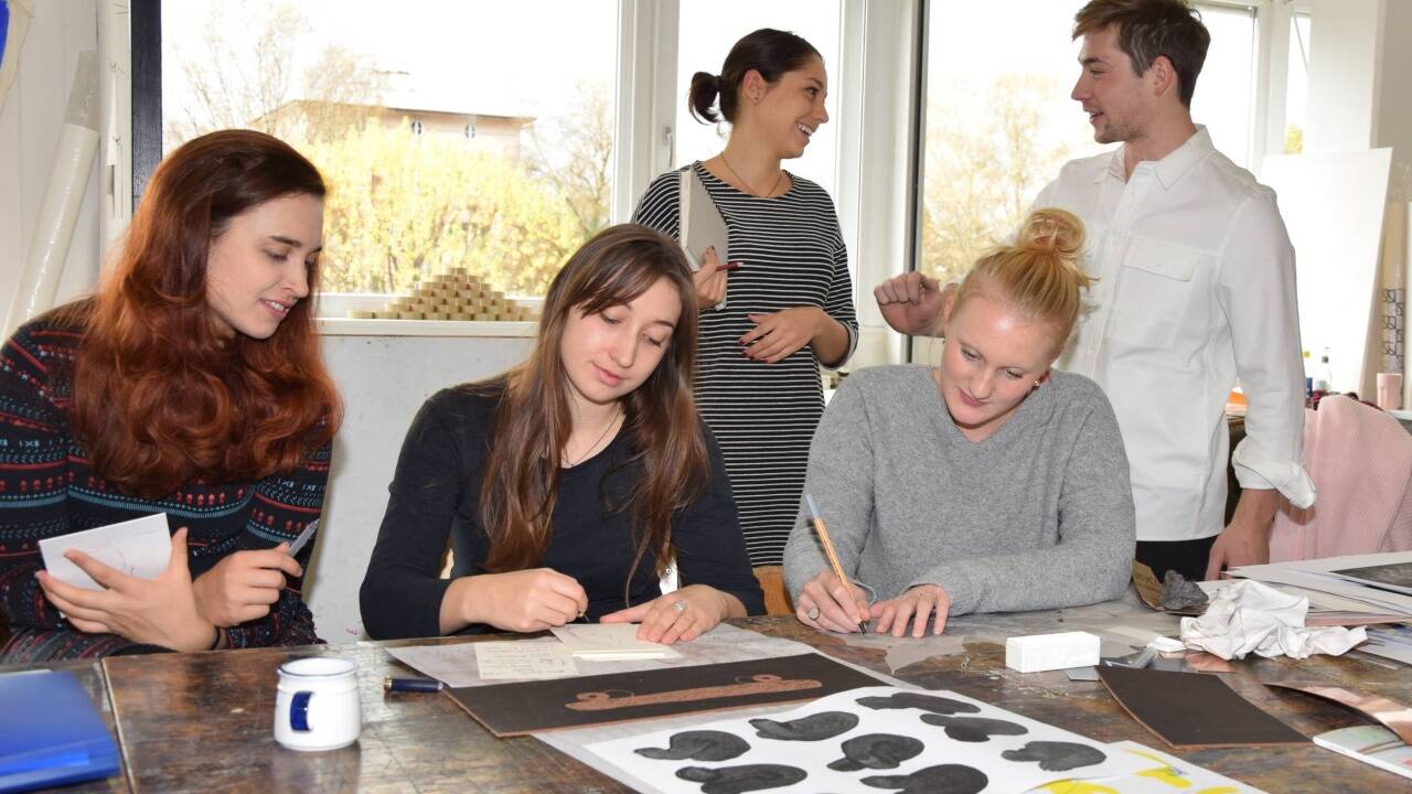 Intensiv arbeiten die Studierenden der Klasse für Zeichnung und Grafik der Uni Mozarteum.  