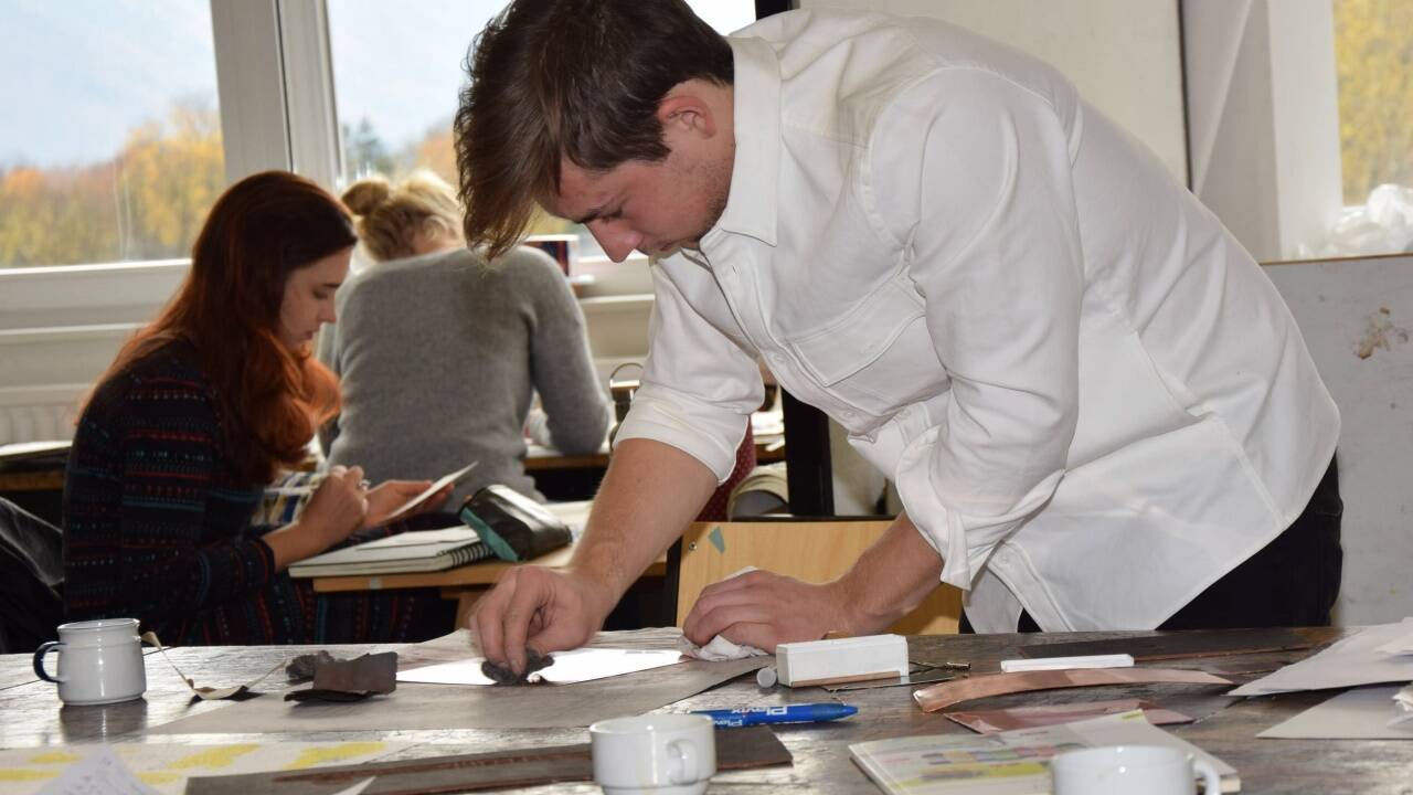 Intensiv arbeiten die Studierenden der Klasse für Zeichnung und Grafik der Uni Mozarteum.  