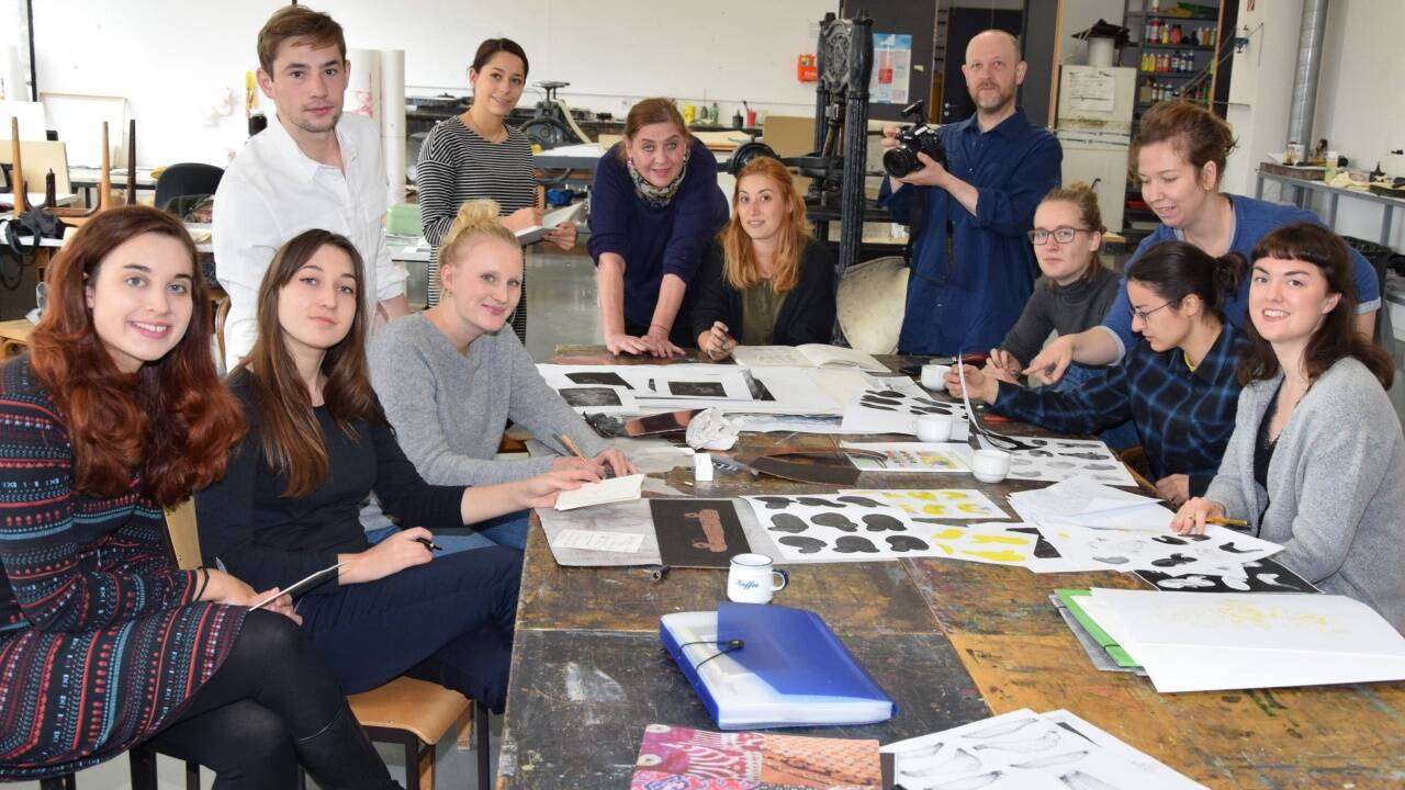 Intensiv arbeiten die Studierenden der Klasse für Zeichnung und Grafik der Uni Mozarteum.  
