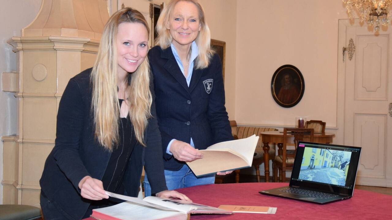 Architektin Christine Sachs-Kapsreiter und ihre Tochter Christina blättern in den Familienchroniken.  