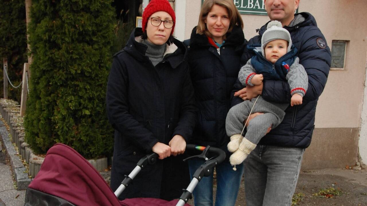 Sie verstehen nicht, warum in ihrem Viertel (Liefering-Rott) der öffentliche Verkehr ausgedünnt wird – trotz zunehmender Verbauung. V. l.: Elisabeth Ramp (mit Hermine), Regina Flandera und Rainer Schramayr mit Sohn Emil.  