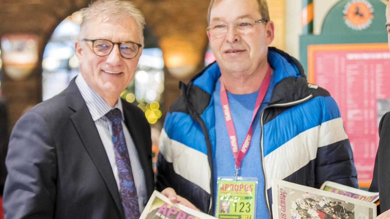 SPÖ-Salzburg-Chef Walter Steidl (l.) und ein Apropos-Verkäufer  