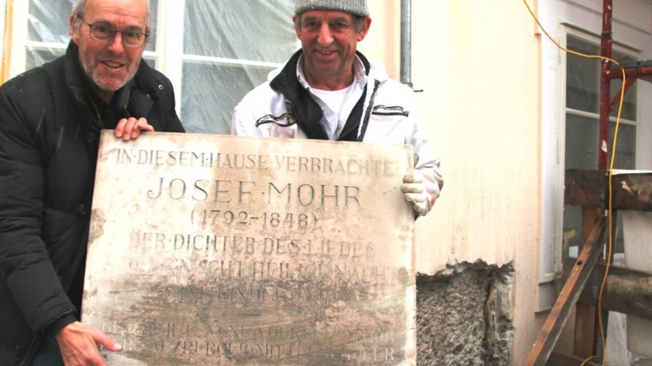 Michael Neureiter und Restaurator Walter Paulus mit der vom Volksliedchor der Salzburger Mittelschüler 1925 gestifteten „schlichte Gedächtnistafel“  