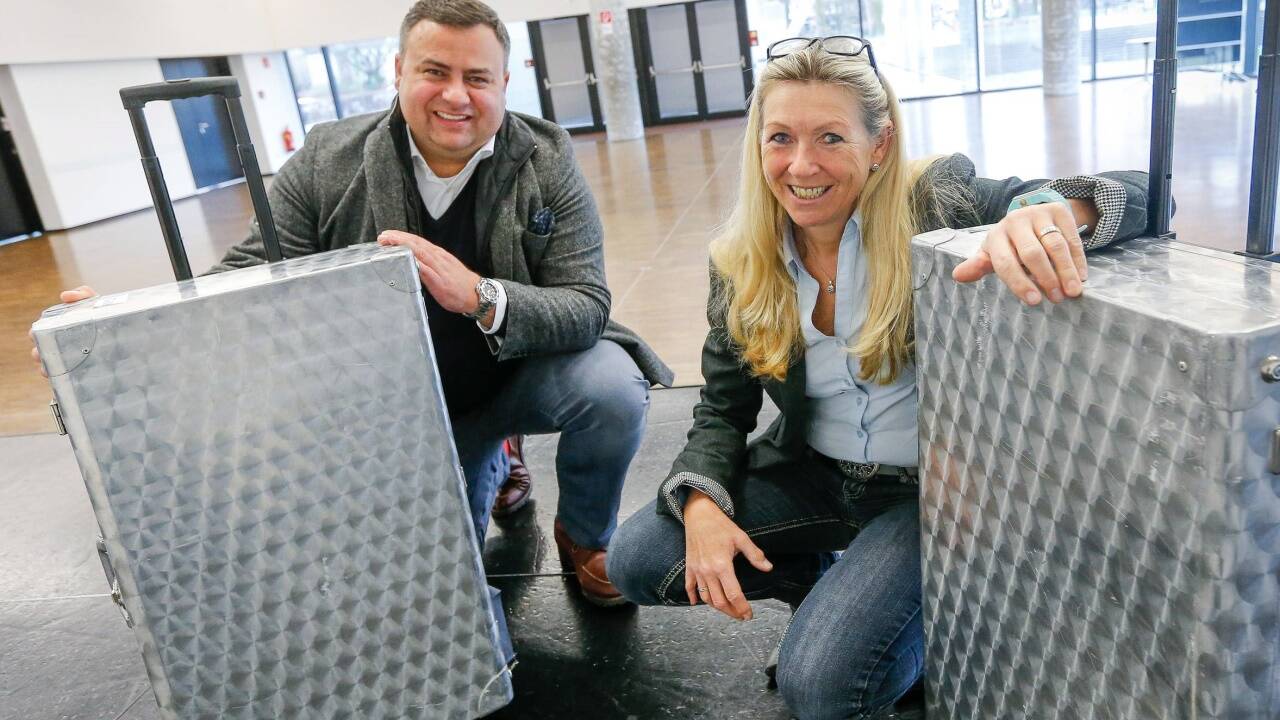  Die Sprengel-Wahlleiter Wolfgang Buchner und Heidi Opfergeld in der TriBühne Lehen. Dort werden am Sonntagabend die Wahlkoffer mit den Stimmzetteln abgeliefert. 