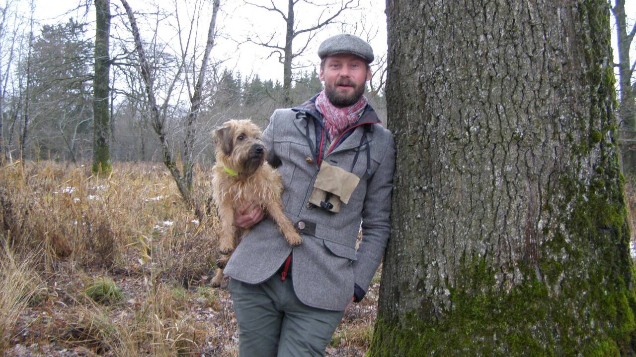 Max Mayr Melnhof mit seiner Terrier-Hündin Socke auf dem Streifzug durch die Antheringer Au. 