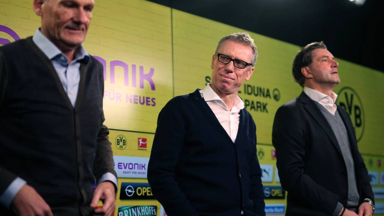 Der neue Trainer Peter Stöger (M) von Borussia Dortmund steht am 10.12.2017 in Dortmund (Nordrhein-Westfalen) bei einer Pressekonferenz zwischen dem Geschäftsführer Hans-Joachim Watzke (l) und Manager Michael Zorc (r). 