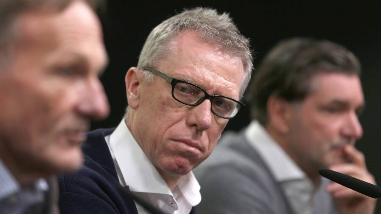 Der neue Trainer Peter Stöger (M) von Borussia Dortmund sitzt am 10.12.2017 in Dortmund (Nordrhein-Westfalen) bei einer Pressekonferenz zwischen dem Geschäftsführer Hans-Joachim Watzke (l) und Manager Michael Zorc (r).  