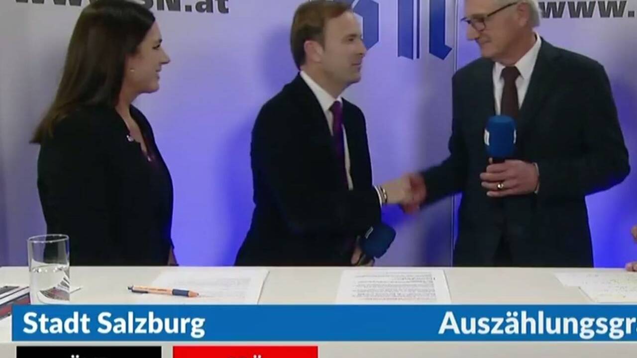 Am Sonntag kurz vor 17 Uhr gratulierte SPÖ-Kandidat Bernhard Auinger (zweiter von links) dem langjährigen ÖVP-Vizebürgermeister Harald Preuner (rechts daneben) im SN-Wahlstudio, hier flankiert von Moderatorin Sylvia Wörgetter (SN-Lokalchefin). 