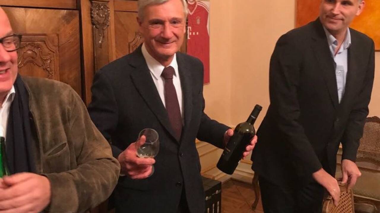 Zum Sieg „köpfte“ Preuner ein Flascherl Roten.  