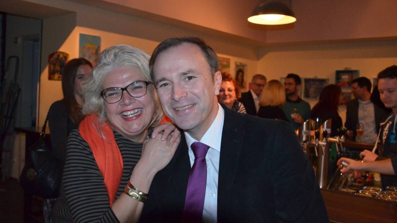Vbgm. Anja Hagenauer tröstete Bernhard Auinger in der Academy Bar. 
