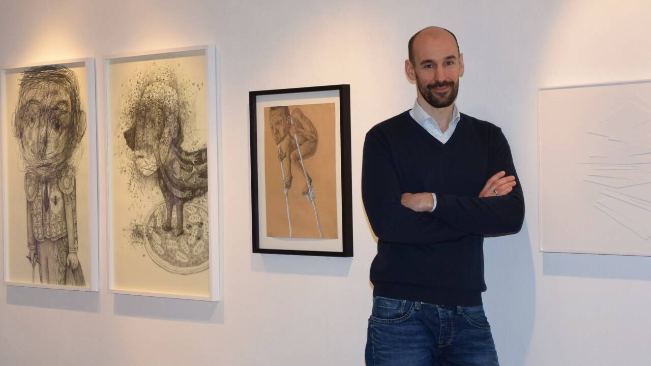 Gerald Trapp inmitten von Werken von Stefan Zsaitsits (l.) und Franz Riedl.  