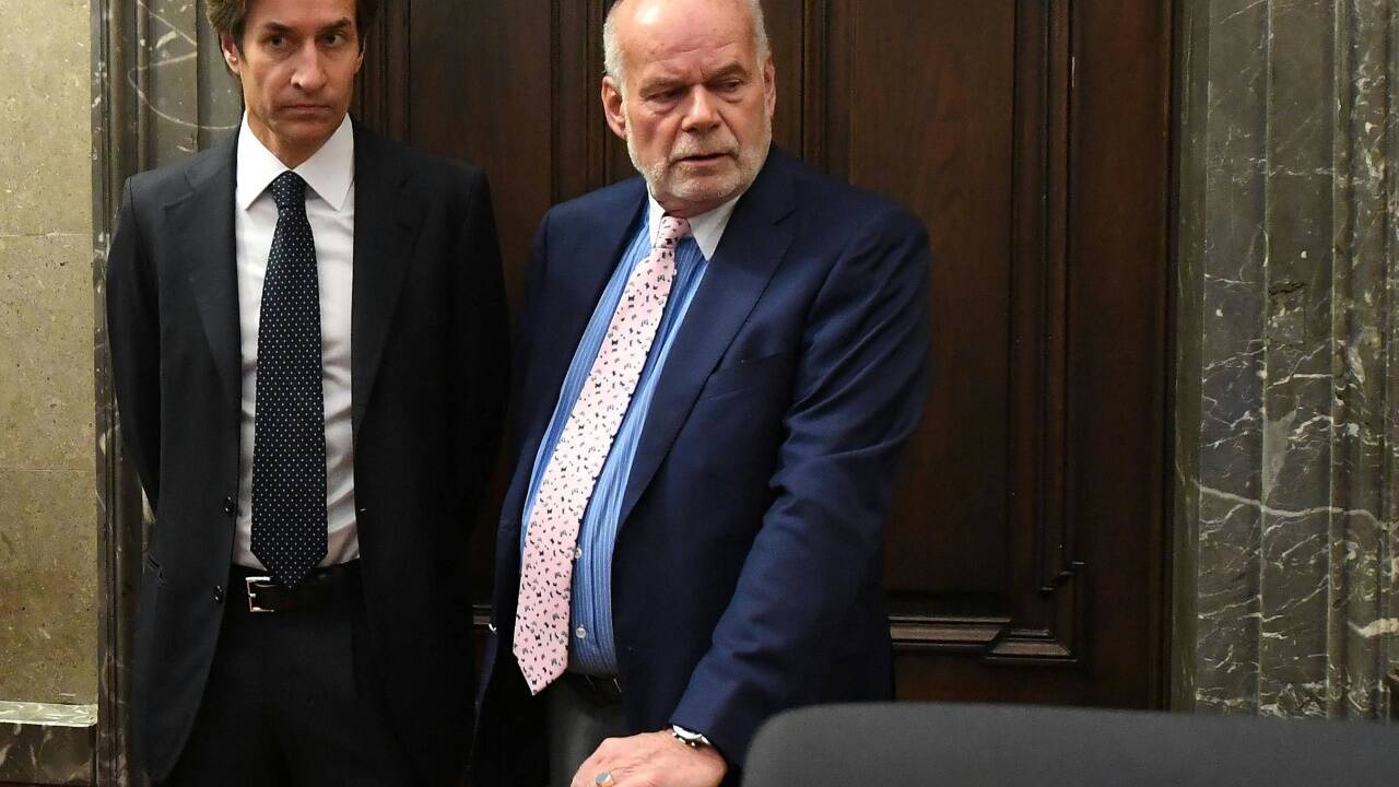 Der Angeklagte Karl-Heinz Grasser (l.) und sein Anwalt Manfred Ainedter. 