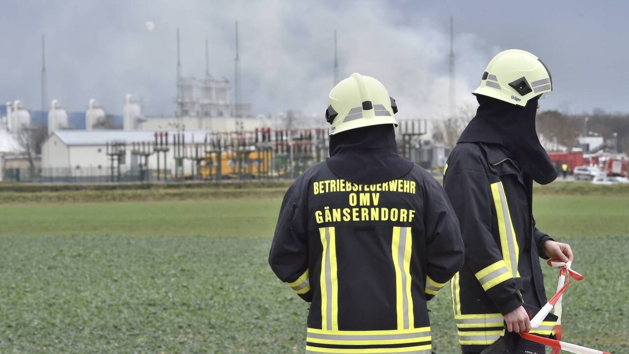 Einsatzkräfte nahe der Unglücksstelle. 