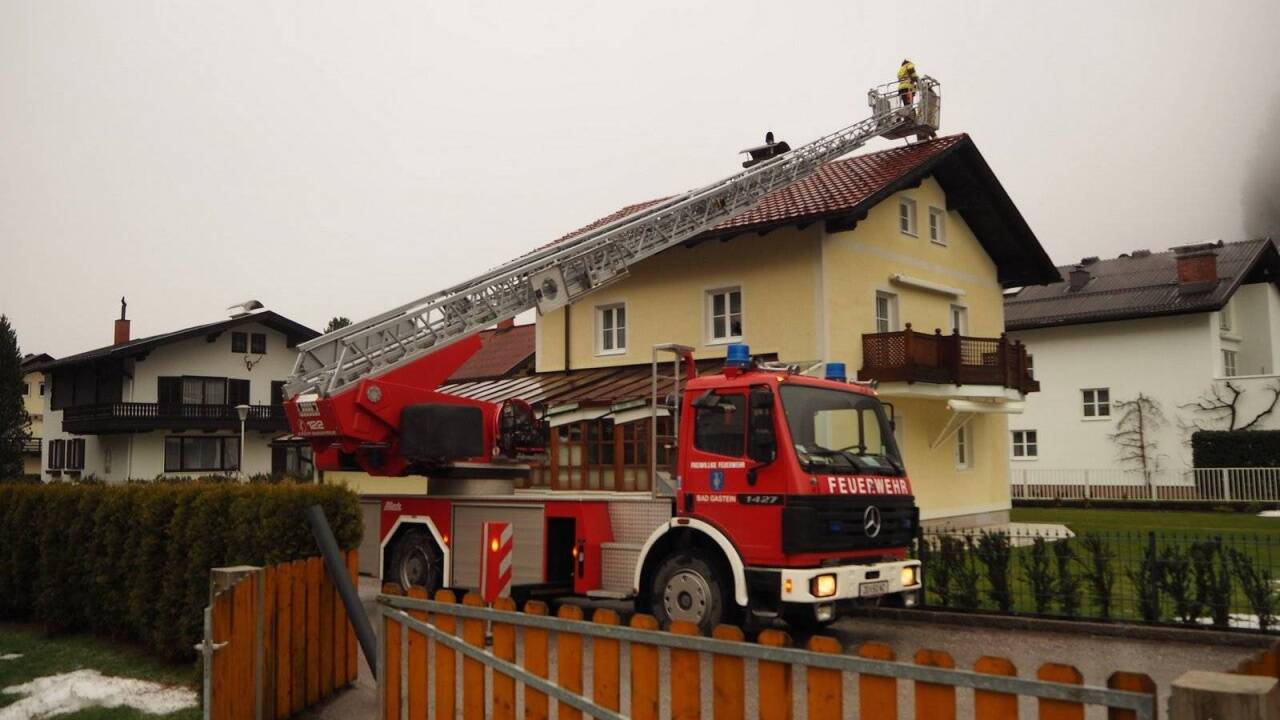 Schwindelfreie Feuerwehrkräfte in Bad Gastein. 