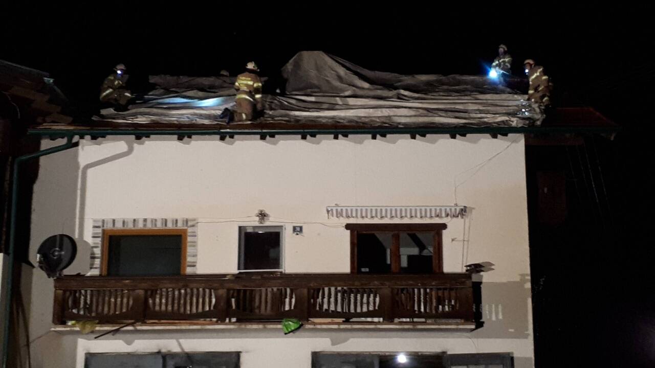 Bei einem Wohnhaus in Rauris-Bucheben wurde eine Dachhälfte komplett weggerissen. Der Löschzug Wörth war mit 15 Mann im Einsatz, das Haus wurde mit einer Plane abgedeckt.<br> 