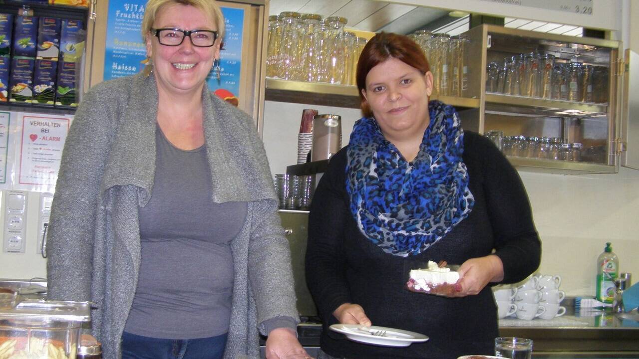 Der große Wunsch von Stefanie Jank – im Bild rechts mit Sozialbetreuerin Marleen Kaiser – ist es, statt Kuchen zu backen, Tiere zu versorgen. 