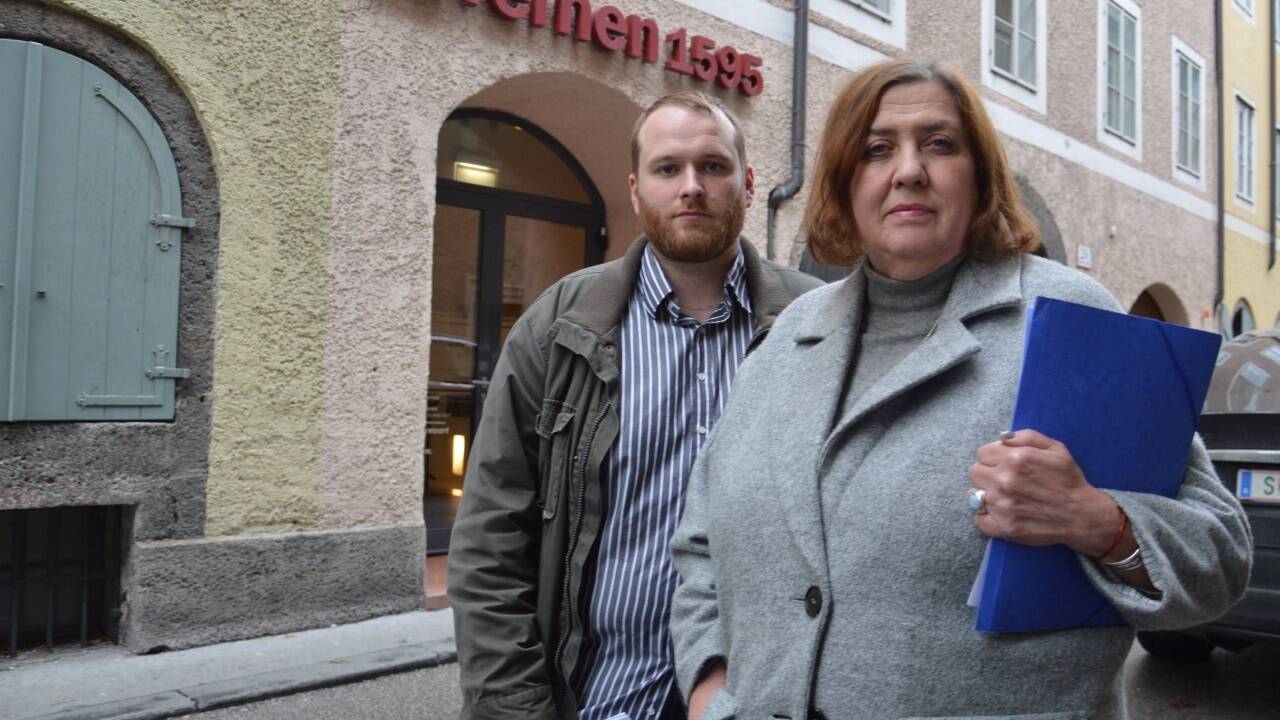Hausmiteigentümerin Eva Möseneder und Mieter Pascal Dickemann sehen die Restaurantpläne kritisch.  