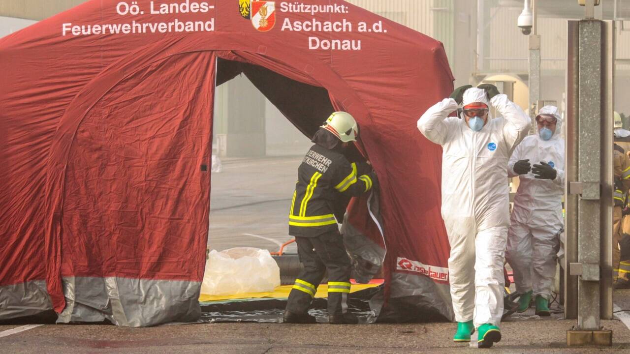 Einsatzkräfte an der Unglücksstelle. 