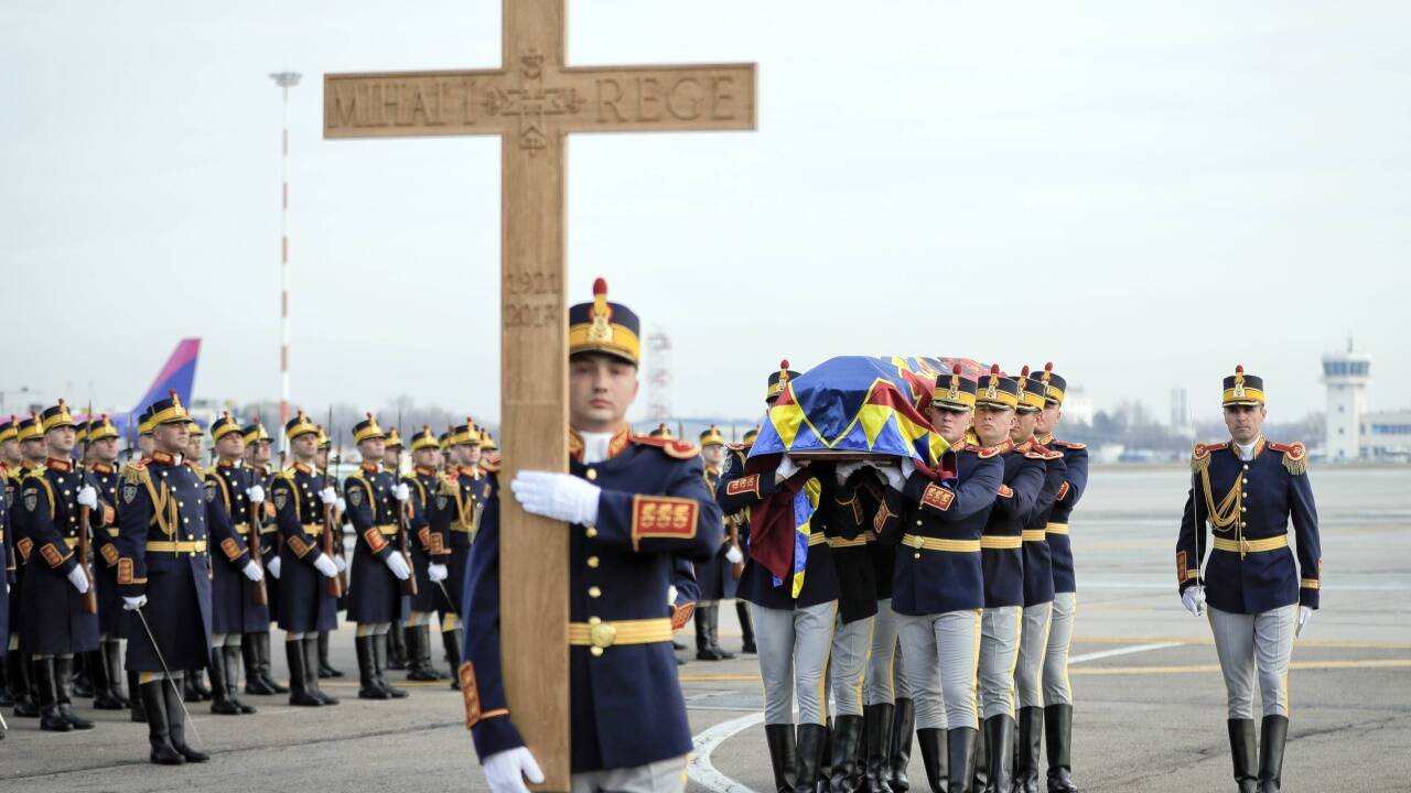 13. Dezember 2017 - the Return of the King: Eine Ehrengarde der rumänischen Armee nimmt hier auf dem Flughafen von Bukarest den Sarg mit den sterblichen Überresten von Michael I. entgegen. Er war von 1927 bis 1930 (als Kind!) sowie von 1940 bis 1947 König von Rumänien. Zwei Jahre nach Ende des Zweiten Weltkrieges musste er auf Druck der Kommunisten abdanken und ins Exil in die Schweiz gehen. Erst 2001 durfte er erstmals wieder nach Rumänien zurckkehren. Nun starb er schwerkrank am 5. Dezember im Alter von 96 Jahren in seinem Schweizer Wohnsitz. Michael I. wird am Wochenende in seiner rumänischen Heimat bestattet.  