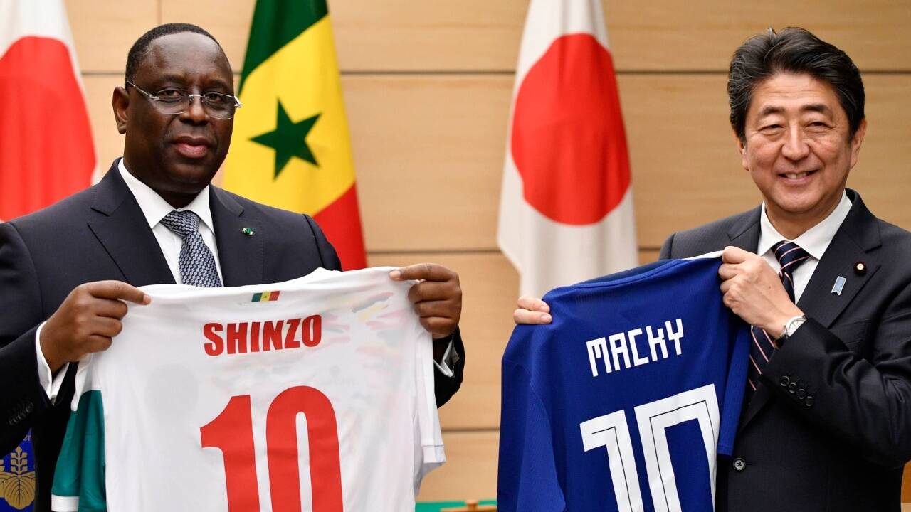 13. Dezember 2017 – new jerseys: Diese beiden Herren tauschten nicht nur Freundlichkeiten, sondern auch Fußballtrikots aus: Der Präsident des Senegal, Macky Sall, und Japans Premier Shinzo Abe zeigen sich hier in Tokio beim Leiberltausch. Wie es sich für Regierungschefs gehört, sind beide Trikots mit der klassischen Spielmacher-Nummer 10 beflockt.  