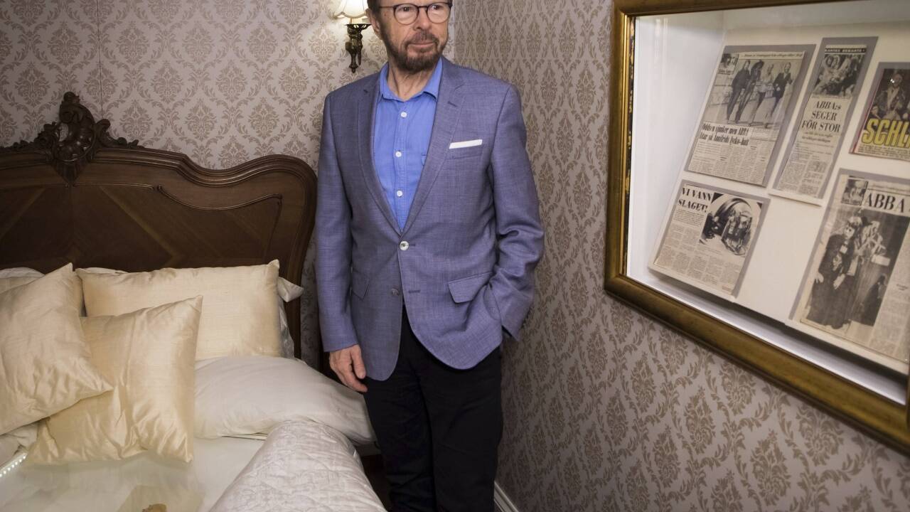 13. Dezember 2017 - a man after midnight: Hier sehen wir Björn Ulvaeus, einem der beiden Masterminds der legendären schwedischen Pop-Gruppe Abba. Ulvaeus befindet sich hier in der Nachbildung jenes Hotelzimmers, in dem die vier Schweden 1974 im Brighton Hotel ihren Triumph bei Song Contest feierten. Björn war damals mit der Sängerin Agnetha Fältskog, sein Co-Komponist Benny Andersson war mit der zweiten Sängerin Anni-Frid Lyngstad liiert. Der Fototermin mit Ulvaeus ist Teil einer Werbekampagne für die demnächst in London anlaufende Ausstellung „Abba: Super Troupers“.  