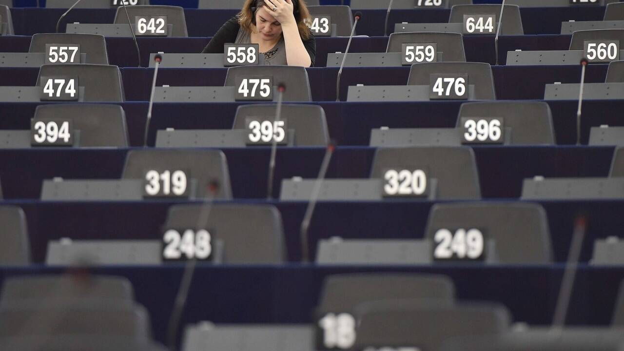 13. Dezember 2017 - numbers: Das ist eine Momentaufnahme im Europäischen Parlament in Strassburg (Frankreich). Einsam sitzt eine Abgeordnete auf dem ihr zugewiesenen Platz. Um sie herum sind viele Plätze frei. Auf der Tagesordnung steht übrigens das Thema „Brexit“. Da müssen eh nicht mehr alle zuhören. 