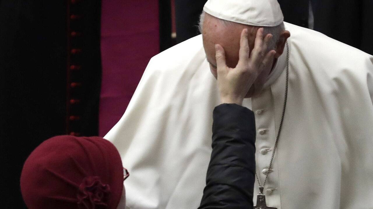 13. Dezember 2017 - feel the Pope: Wenn Sie einmal erfahren wollen, wie sich ein Papst anfühlt, sollten Sie irgendwann einmal an einem Mittwoch zu einer Generalaudienz nach Rom reisen. Diese Gläubige durfte Franzikus doch tatsächlich an die Stirn fassen. Der gutmütige Pontifex hat noch nie Berühungsängste gezeigt, herzliche Umarmungen sind bei den Generalaudienzen üblich.  