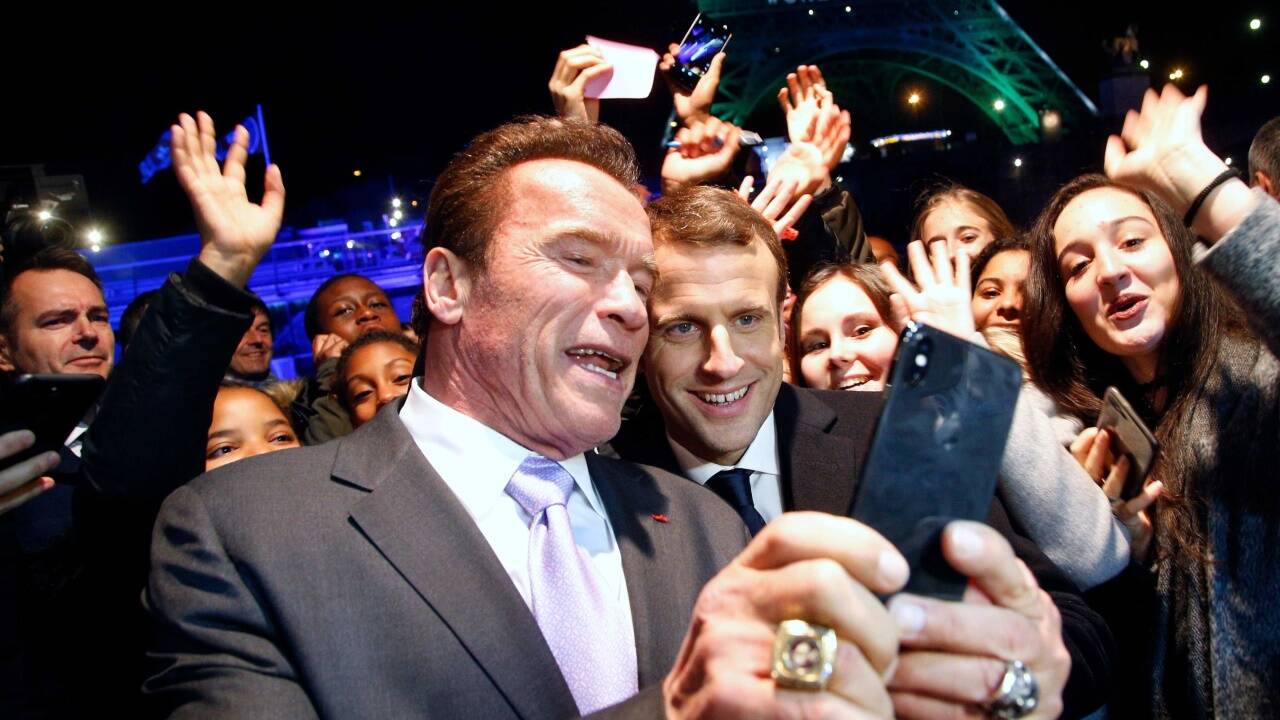 13. Dezember 2017 - climate change: Ein Selfie mit Arnie? Für Frankreichs Staatspräsident Emmanuel Macron ist das natürlich Ehrensache, Terminator Arnold Schwarzenegger drückt vor dem Eiffel-Turm vor zahlreichen Fans auf den Auslöser. Anlass dafür ist der Umweltgipfel, zu dem Macron auch die Steirische Eiche geladen hat. Der einstige republikanische Gouverneur von Kalifornien kommentierte denn auch den Internationalen Klimaschutzvertrag: „Donald Trump hat die USA nicht aus dem dem Pariser Abkommen gekegelt. Donald Trump hat Donald Trump aus dem Pariser Abkommen gekegelt.“ 