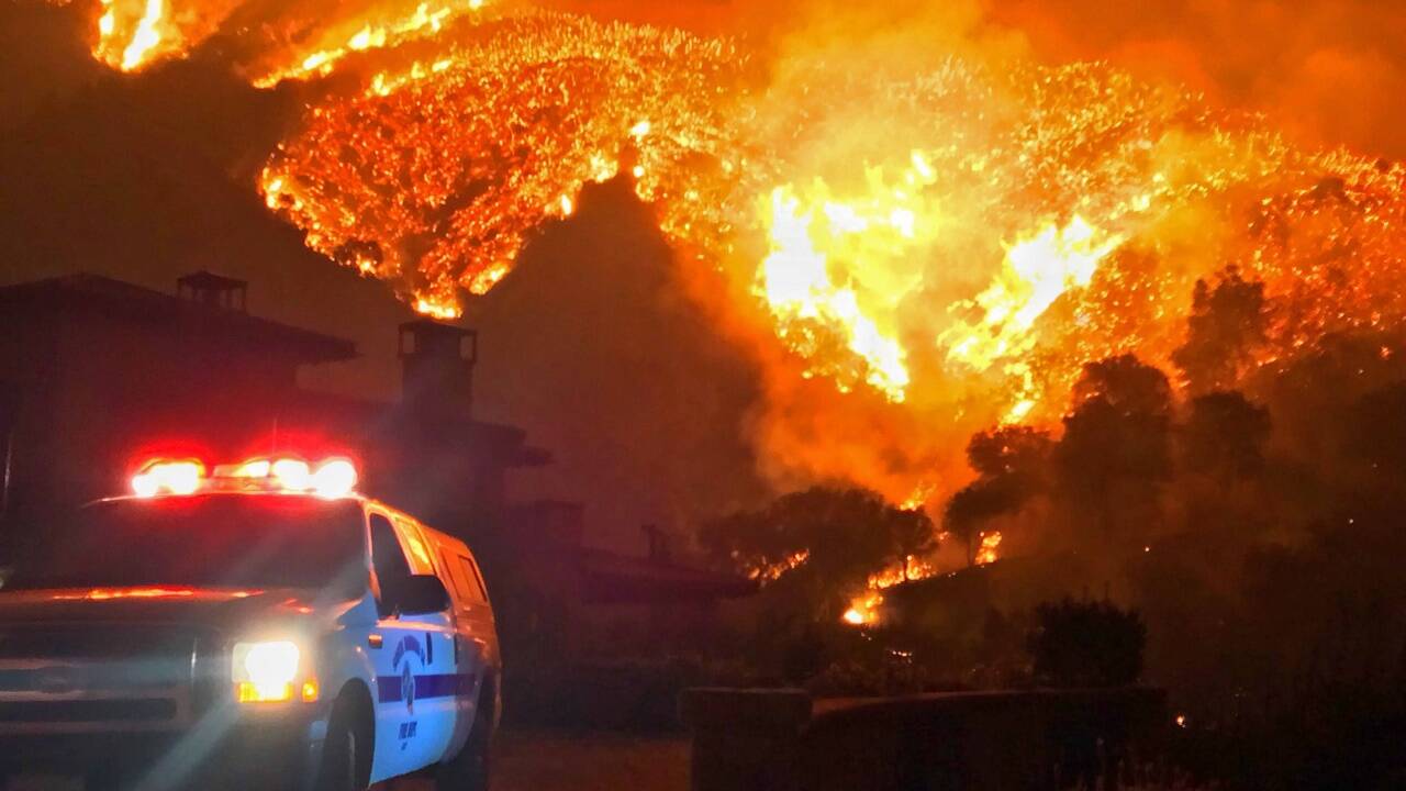 13. Dezember 2017 - burn in the USA: Von „Brand aus“ kann in Kalifornien noch lange nicht die Rede sein. Dieses Foto hat das Santa Barbara County Fire Department, also das Bezirksfeuerwehrkommando von Santa Barbara, veröffentlicht. Es zeigt , wie sich die Flammen durch die Schluchten und Berge bei Montecito fressen. Die Waldbrände im Süden Kaliforniens haben bereits Hunderte Quadratkilometer niedergebrannt. Ein Feuer, das vorige Woche sechs Häuser im Promi-Viertel Bel Air zerstörte, sollen Obdachlose mit einer Kochstelle ausgelöst haben. Ein Ende der Brände ist trotz Fortschritten der Feuerwehr nicht in Sicht, denn mit Regen ist auch in den kommenden Tagen nicht zu rechnen.  