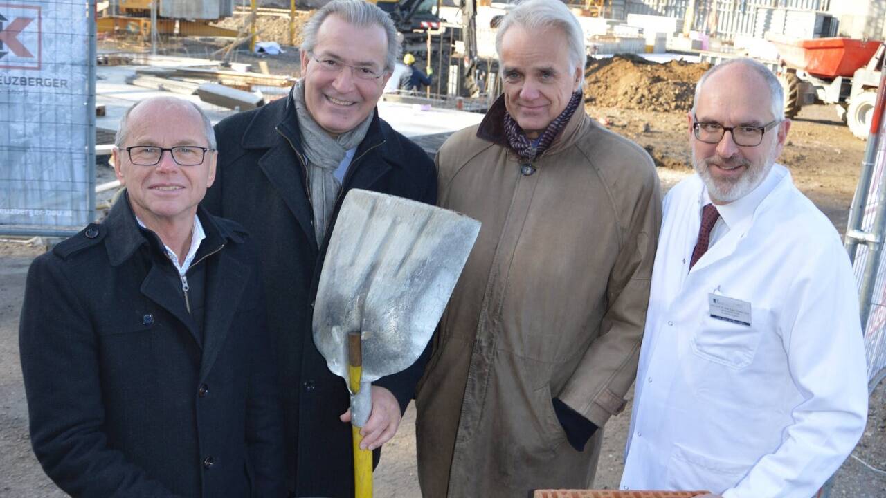 Freude über den laufenden Neubau der Kinder- und Jugendpsychiatrie: LH-Stv. Christian Stöckl, Paul Sungler (GF SALK), Primar Leonhard Thun-Hohenstein und Eugen Trinka (ärztlicher Leiter CDK) und.  