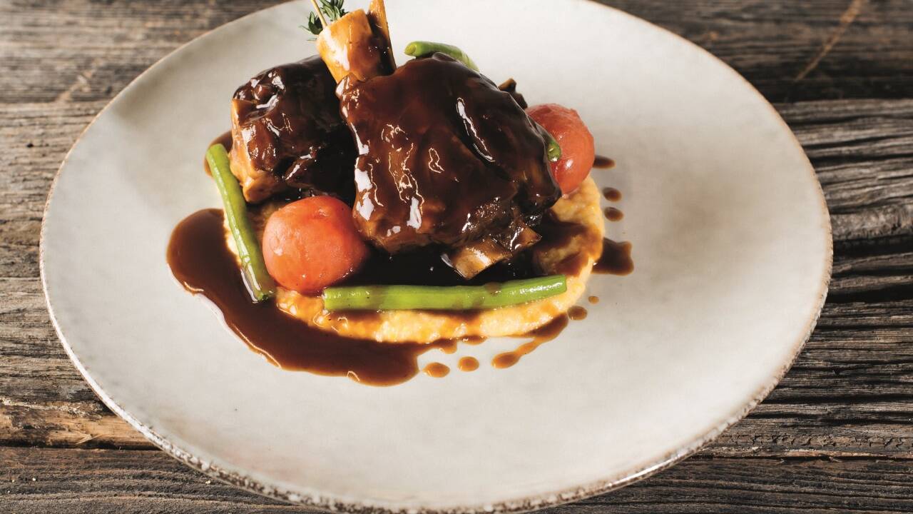 Andreas Döllerers geschmorte Lammhaxerl mit Polenta und confierten Tomaten. Er sagt, das Geheimnis sei die Soße – und dass sich keine Zutat aus Versehen darin befände.  