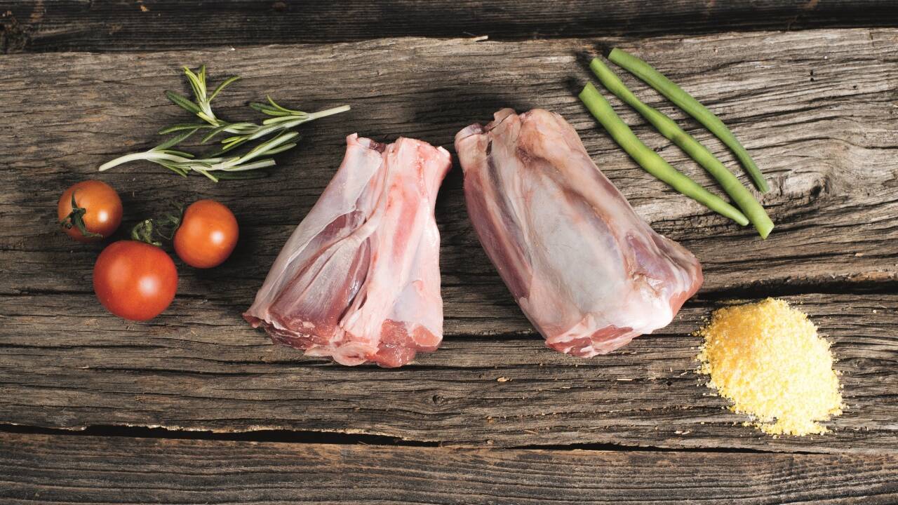 Andreas Döllerers geschmorte Lammhaxerl mit Polenta und confierten Tomaten. Er sagt, das Geheimnis sei die Soße – und dass sich keine Zutat aus Versehen darin befände.  
