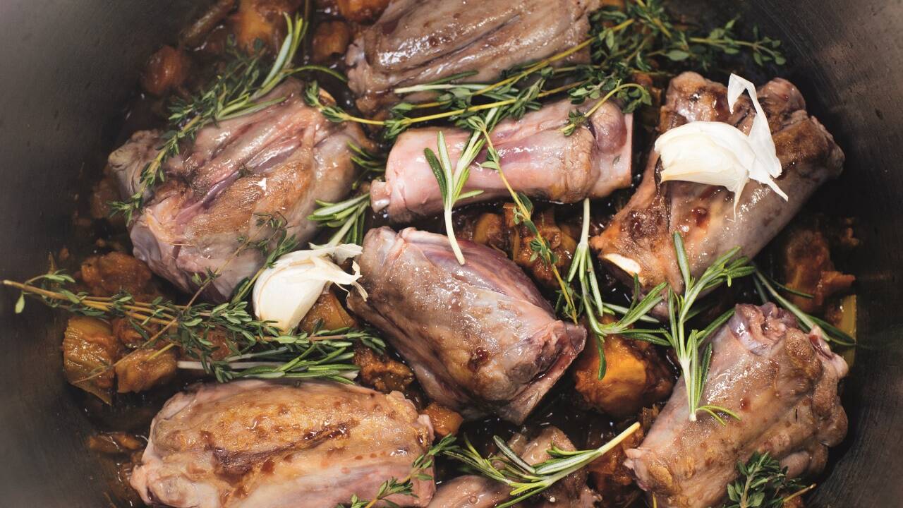 Andreas Döllerers geschmorte Lammhaxerl mit Polenta und confierten Tomaten. Er sagt, das Geheimnis sei die Soße – und dass sich keine Zutat aus Versehen darin befände.  