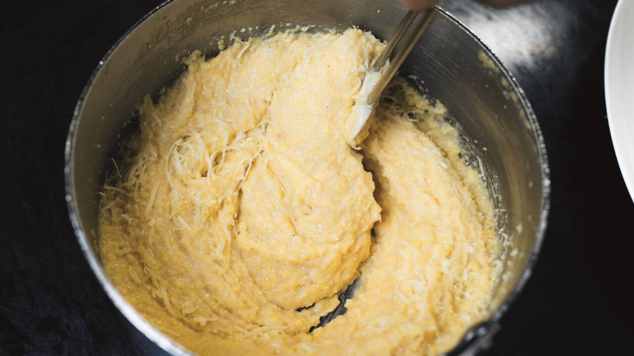 Andreas Döllerers geschmorte Lammhaxerl mit Polenta und confierten Tomaten. Er sagt, das Geheimnis sei die Soße – und dass sich keine Zutat aus Versehen darin befände.  