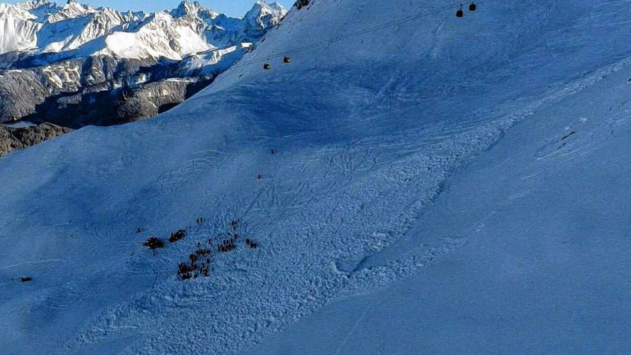 Bei einem Lawinenabgang im freien Skiraum am Pezid in Serfaus, Bezirk Landeck, ist am Mittwoch, 13. Dezember 2017, ein Wintersportler gestorben. Ein weiteres Mitglied der dreiköpfigen Gruppe aus Deutschland konnte lebend geborgen werden. Im 