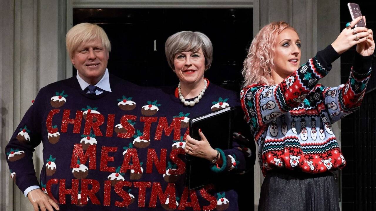 13. Dezember 2017 - happy together: Die britische Premierministerin Theresa May und Außenminister Boris Johnson präsentieren sich vereint in einem übergroßen Weihnachtspullover - als Wachsfiguren. Auf dem kitschigen Strick-Pulli des Duos steht 'Weihnachten bedeutet Weihnachten' ('Christmas means Christmas') - eine Anspielung auf Mays im letzten Wahlkampf mantrahaft wiederholtes Motto 'Brexit bedeutet Brexit' ('Brexit means Brexit'). Das Wachsfigurenkabinett Madame Tussauds in London will damit auf eine gute Sache hinweisen. Denn am 'Christmas Jumper Day' an diesem Freitag ruft die Organisation Save the Children zum Tragen eines Weihnachtspullis und Spenden für Kinder auf.<br> 