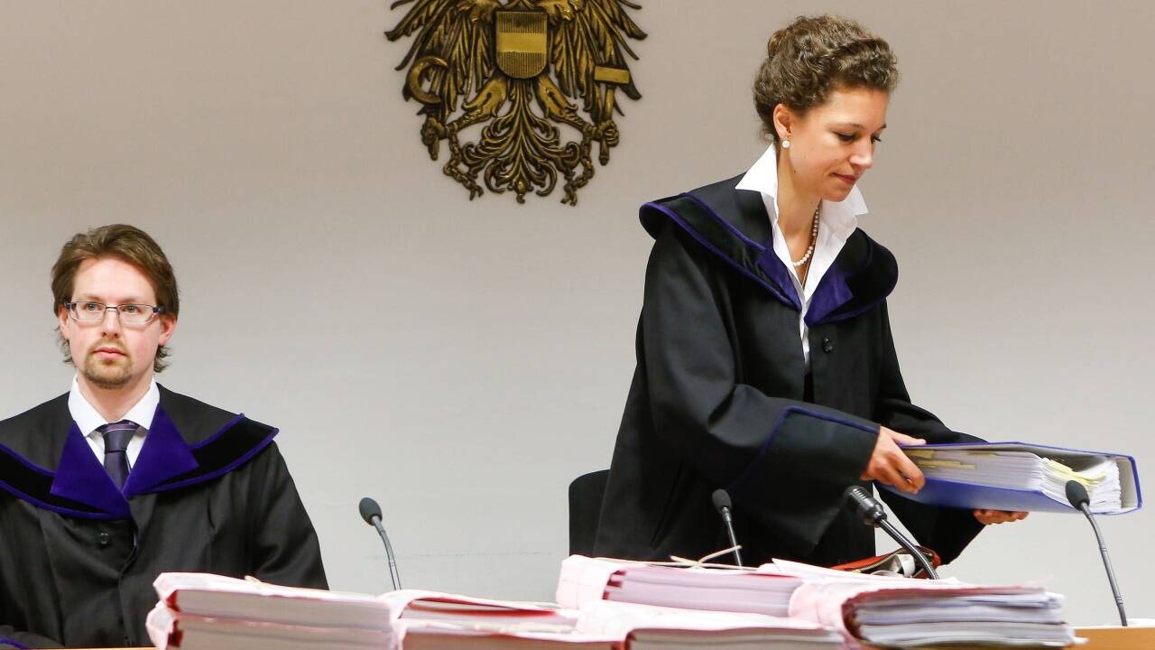 Richterin Anna-Sophia Geisselhofer hat am Mittwoch das Urteil den sieben Verteidigern zugestellt.  