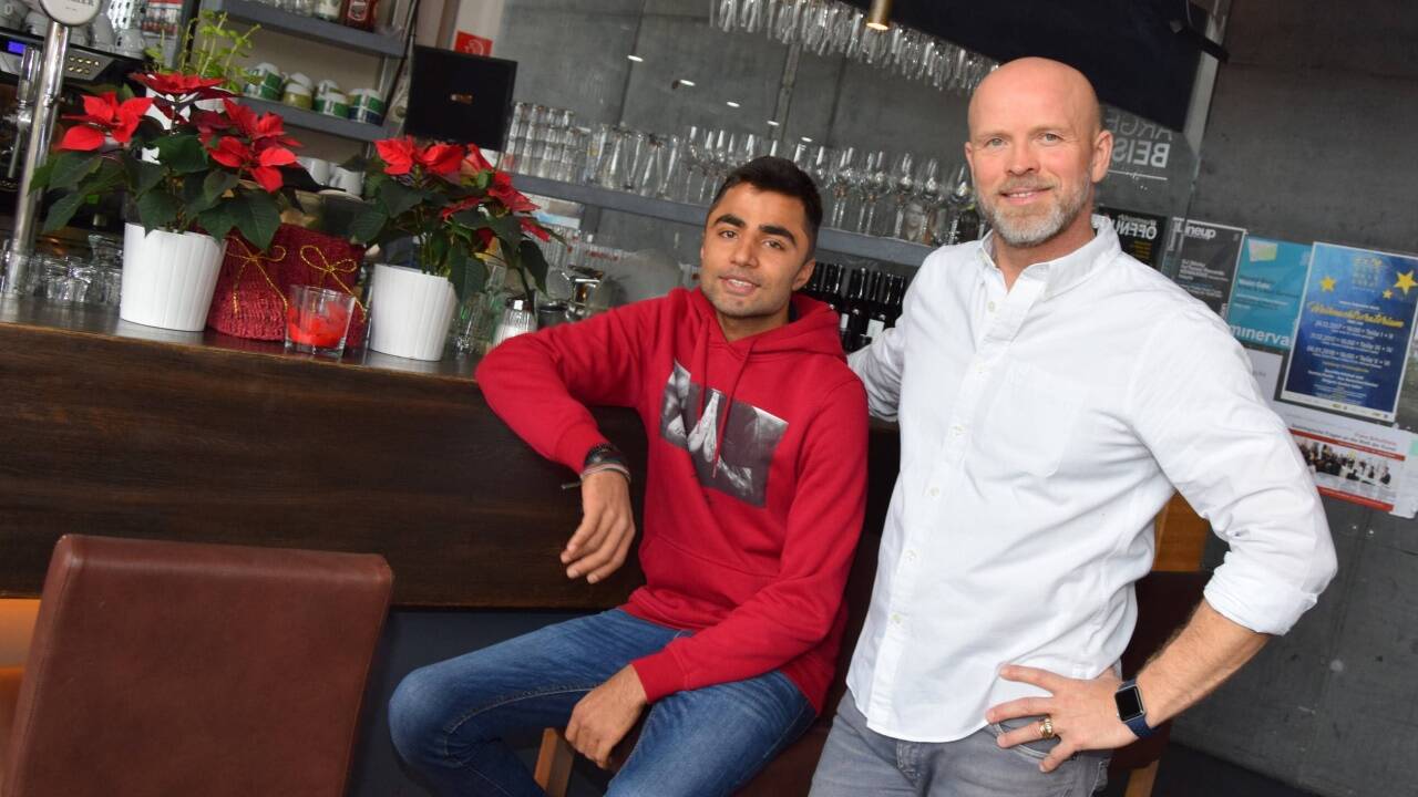 Am 23. Oktober startete Ali Wajid bei Andreas Berlot im ARGE-Beisl die Kellner-Lehre.   Am 23. Oktober startete Ali Wajid bei Andreas Berlot im ARGE-Beisl die Kellner-Lehre.