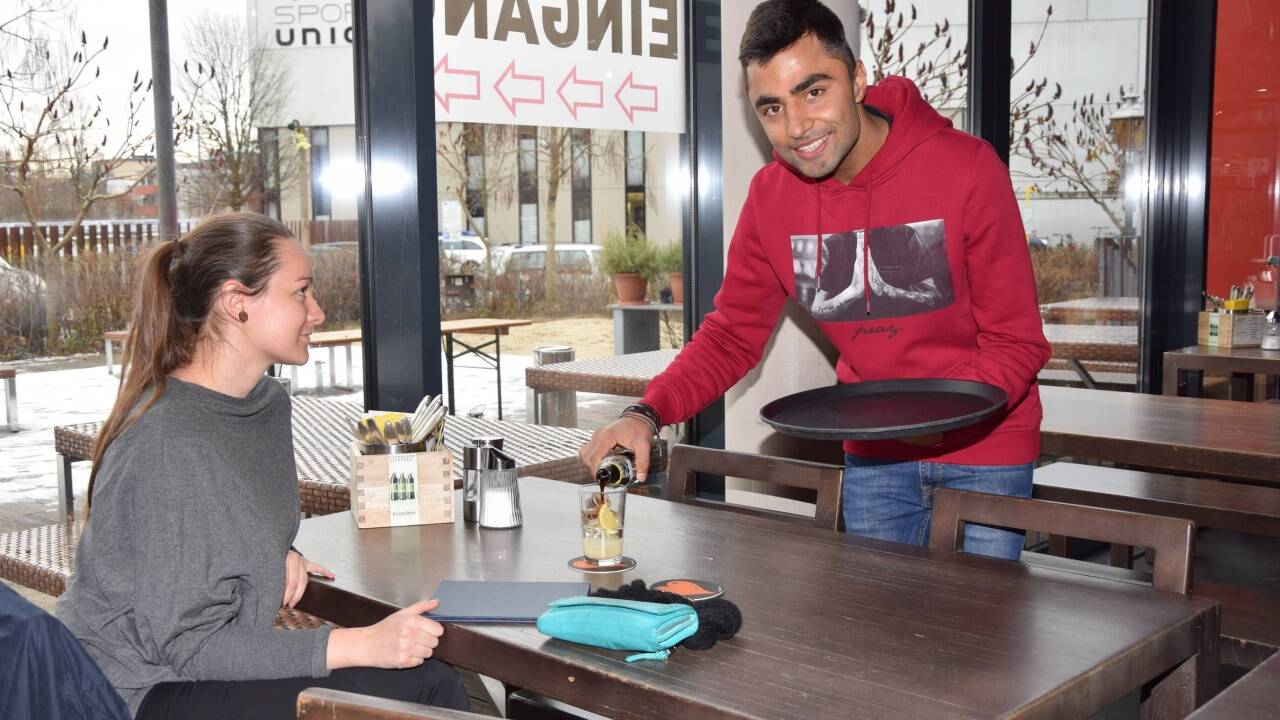 Ali Wajid war der Beste unter den Bewerbern.  Ali Wajid war der Beste unter den Bewerbern.